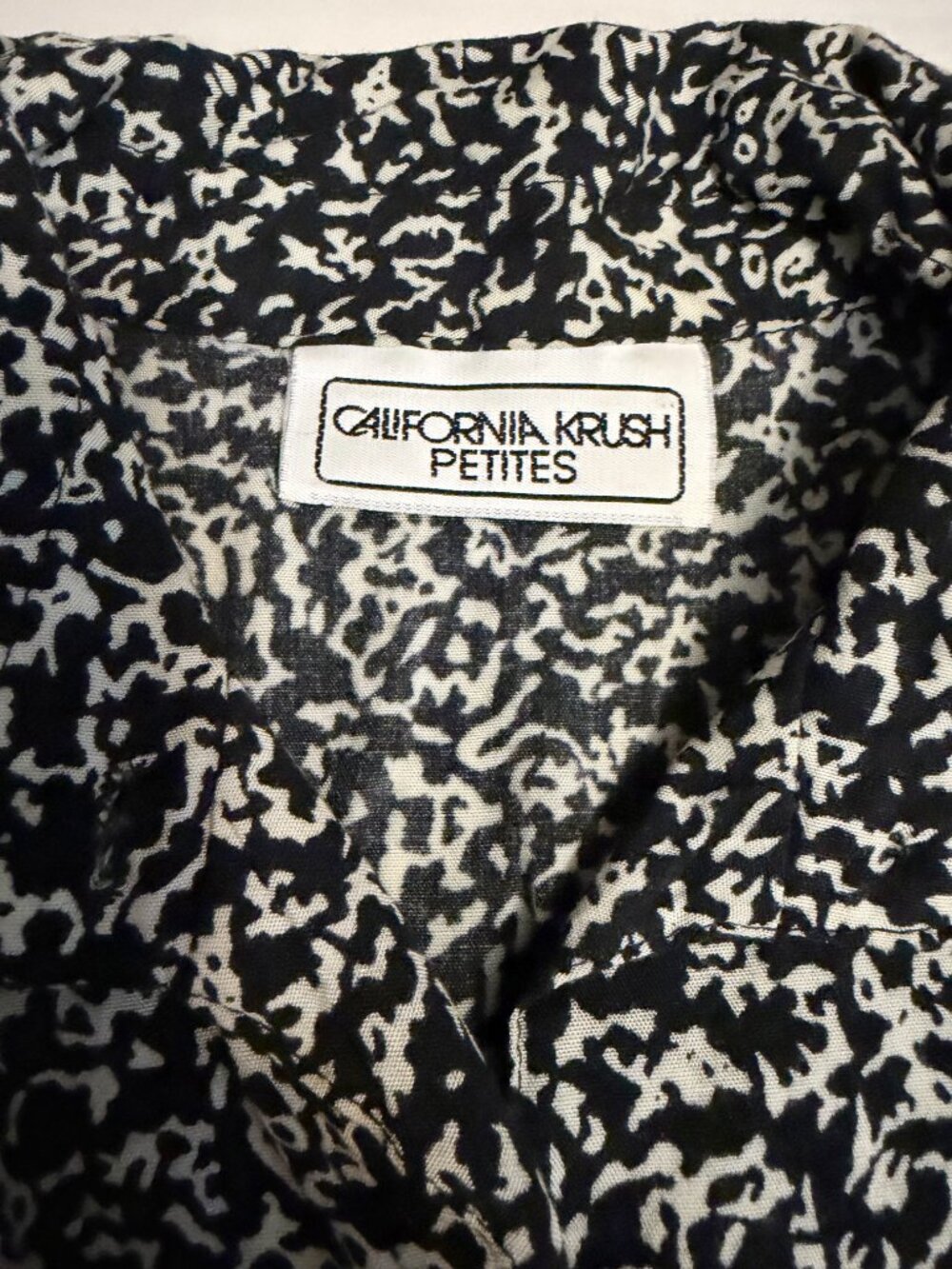 VTG California Krush Abstract Black White Button Up Blouse Short Sleeve Petite - Picture 3 of 8